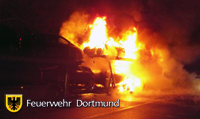 Brennender Autotransporter auf der Autobahn