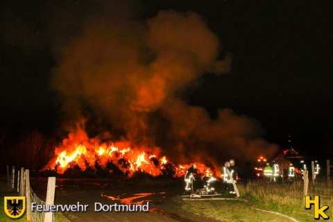 200 Strohballen brennen auf einer Freifläche