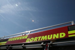 Person hinter Tür