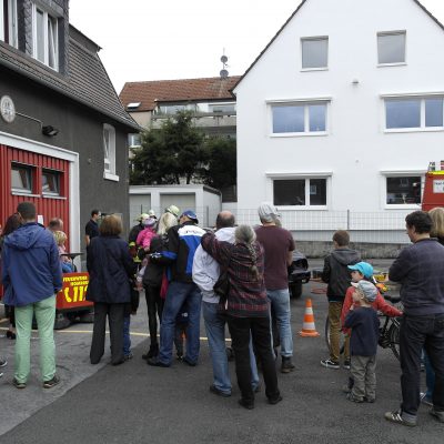 Zahlreiche Zuschauer verfolgten eine TH Vorführung an einem Kleinwagen.