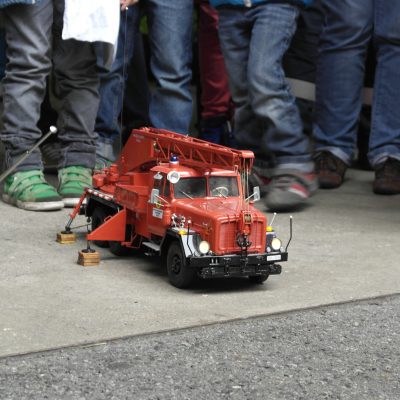 Ferngesteuerter Kran der Modellbaugruppe