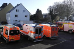 Person hinter Tür