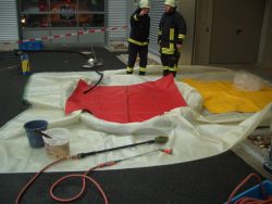 Weißes Pulver in einem Briefumschlag