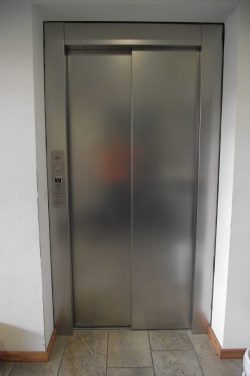 Person im Aufzug