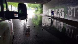 Wasser auf der Fahrbahn