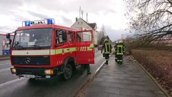 Werbetafel droht auf Fahrbahn zu Stürzen