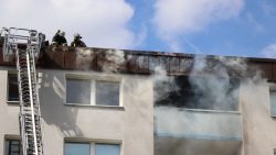 Dunkler Rauch aus Fenster
