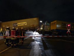 LKW gegen Zug