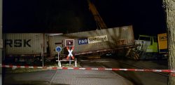LKW gegen Zug
