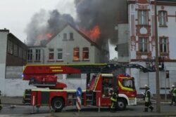 Brennt Gerümpel in einem ehemaligen Getränkemarkt