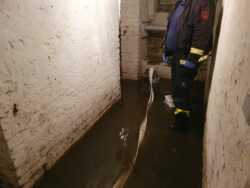 Wasser läuft in den Keller