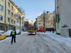 Eisplatte auf PKW gestürzt