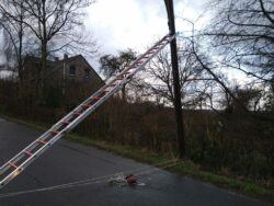 droht Starkstromkasten umzufallen