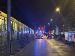 Auf dem Bahnsteig nach Krampf – Laufende REA