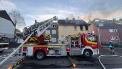 Wohnungsbrand im 1.0G / Flammen aus Fenster