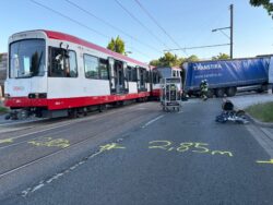 LKW in Straßenbahn