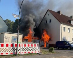 brennt Garage am Gebäude